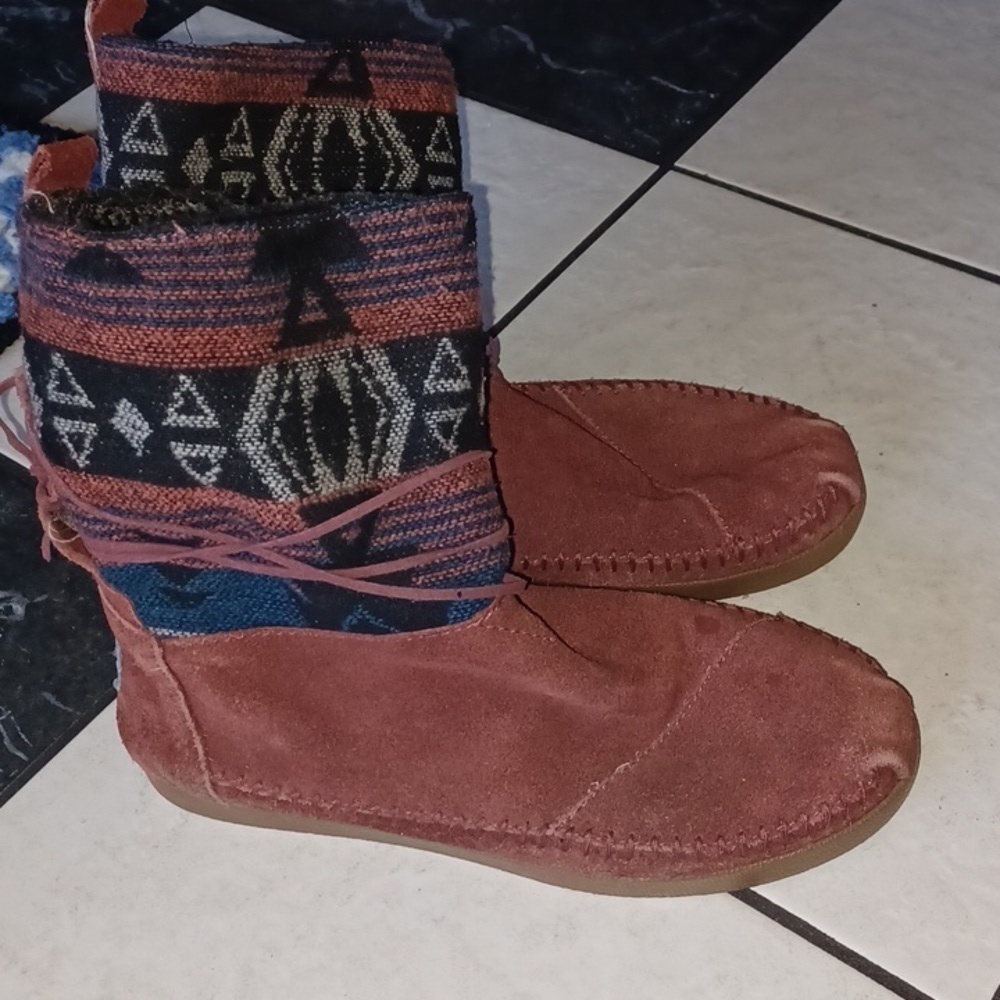 Toms Nepal Burgundy Suede Aztec Printed Fall Winter Boots Women’s Size 7.5 EUC